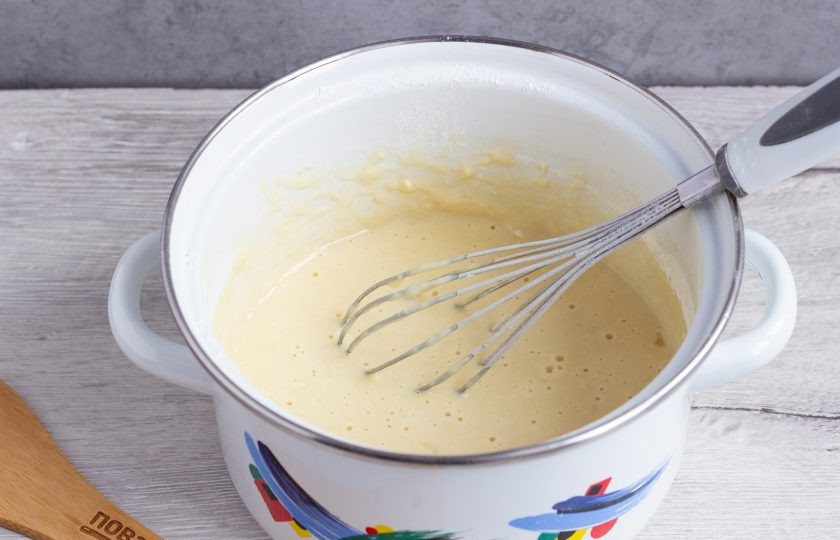 1. Этап. Каравайцы: Затем введите в полученную массу всю просеянную муку.