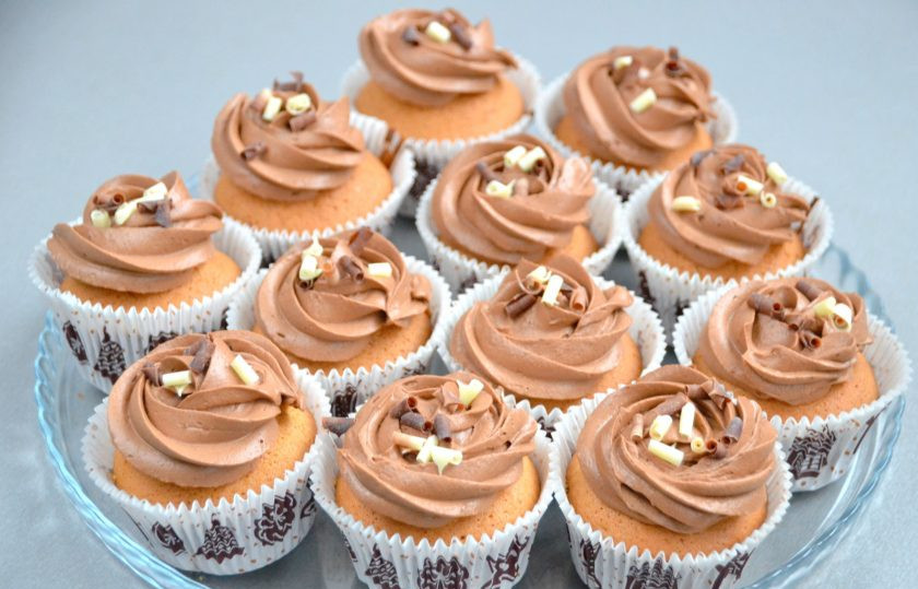 1. Этап. Апельсиновый ганаш: Переложите ганаш в кондитерский мешок, украсьте им капкейки.