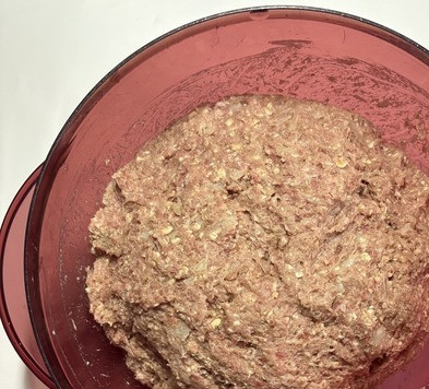 1. Этап. Котлеты из духовки диетические: Хорошо перемешать фарш до однородной массы и отбить его. Для этого старайтесь взять весь фарш в ладонь, немного поднять и с силой 