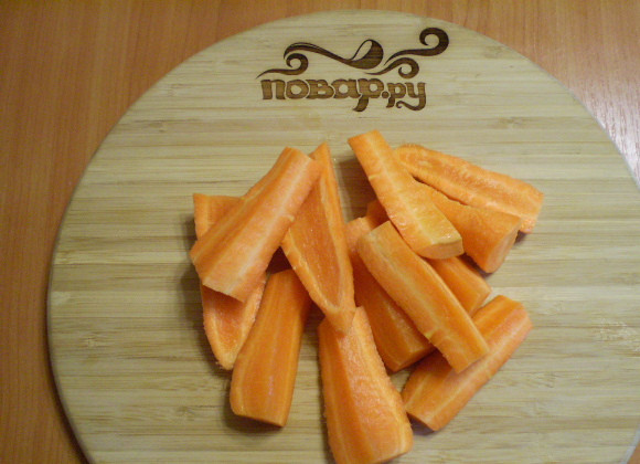 1. Этап. Морковный сок для похудения: 2. Порежьте на части, которые поместятся в вашу соковыжималку.