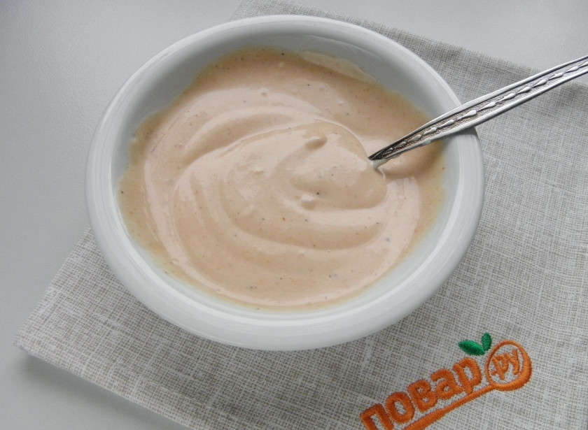 1. Этап. Шаурма (классический рецепт): Для соуса смешайте майонез с кетчупом и щепоткой черного перца.