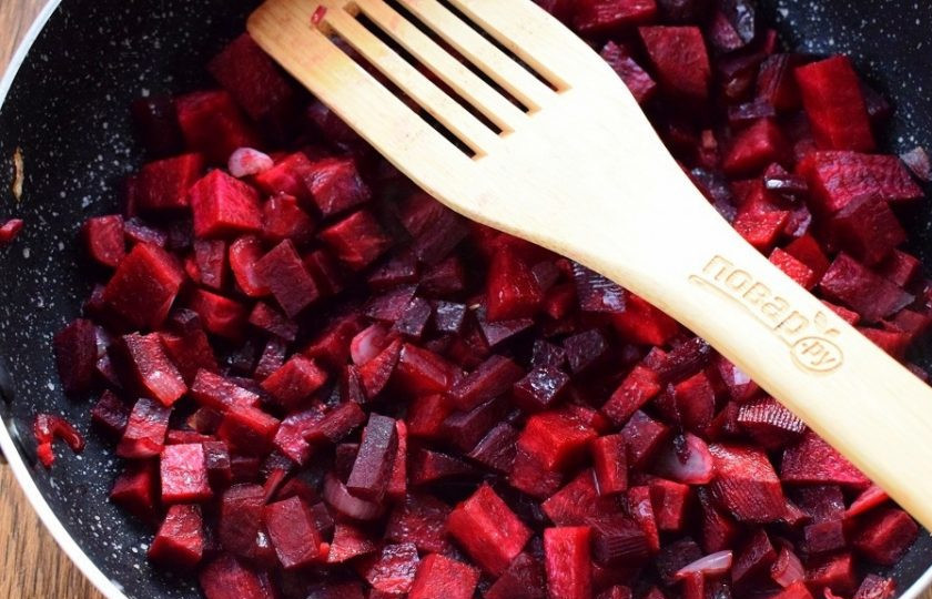 1. Этап. Свекольно-тыквенный суп: Свеклу и тыкву нарежьте мелкими кубиками. Сперва обжарьте свеклу (в течение 5 минут).