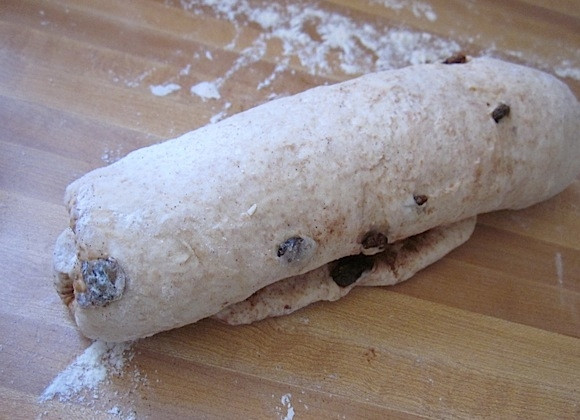 1. Этап. Хлеб с изюмом и корицей: 6. Сверните пласт теста рулетом.