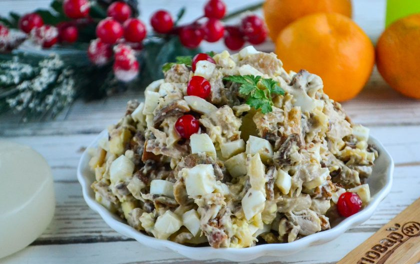 1. Этап. Салат с курицей и шампиньонами: Салат с курицей и грибами готов. Приятного аппетита!