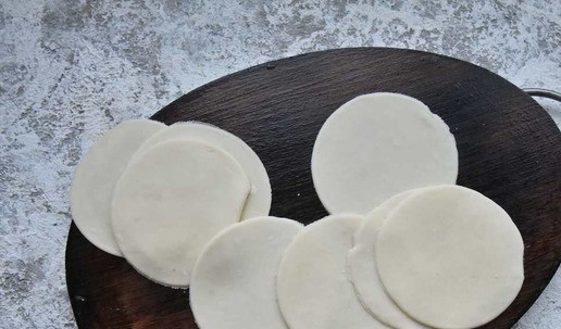 1. Этап. Закуска индилайтовые ножки: Отдохнувшее тесто раскатайте в пласт, толщиной не более 3 мм. Вырежьте из теста круглые заготовки.