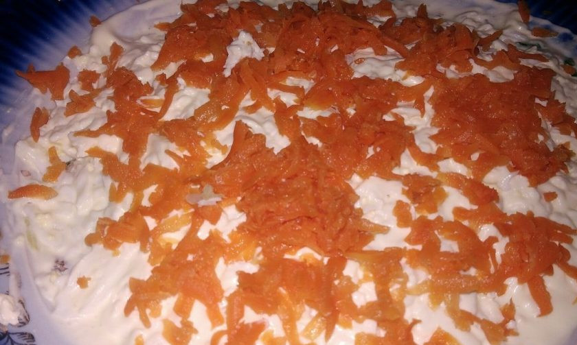 1. Этап. Салат из рыбных консерв и плавленого сырка: 7. Затем — слой моркови. Ее много не нужно, но дополнительная сладость не помешает.