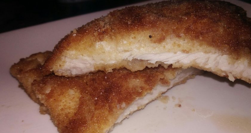 1. Этап. Отбивная из куриного филе: 7. Вот такие красивые они в разрезе. Подавайте их как самостоятельное блюдо или с гарниром. Если хотите сделать бутерброд и взять с собой — такая отбивная станет идеальным решением. Она будет оставаться вкусной даже в холодном виде.