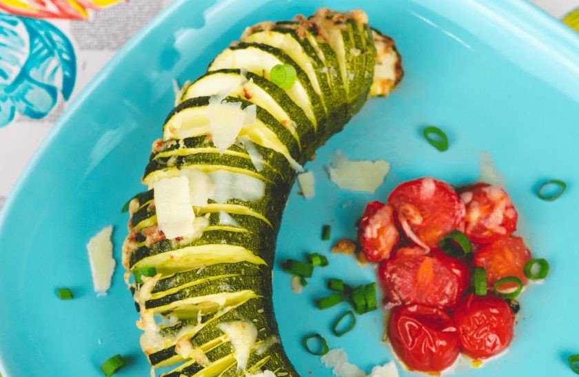 1. Этап. Запеченный цукини с пармезаном: 5. По желанию можете также добавить овощи (я взяла помидоры черри) в качестве дополнения. Запекайте еще примерно 15 минут. Приятного аппетита!