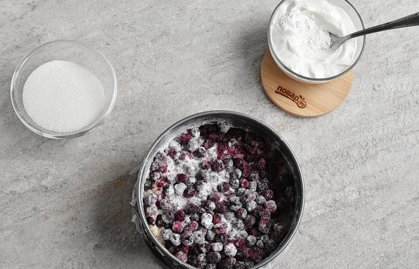 1. Этап. Черничный пирог со сметанной заливкой: Выложите тесто в подготовленную разъемную форму и разровняйте верх. Выложите на тесто ягоды, смешанные с ложкой сахара и ложкой кукурузного крахмала. Поставьте в разогретую до 180 градусов духовку на 30 минут.