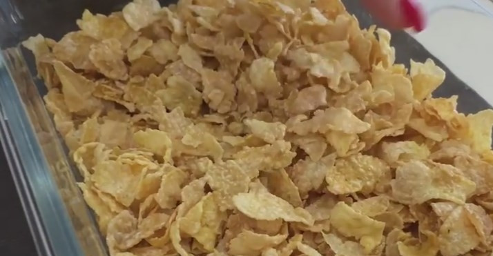 1. Этап. Острые куриные крылышки KFC (плюс соус Дор Блю): 7. Кукурузные хлопья измельчите в крошку. Затем обваляйте каждое замаринованное крыло в этих хлопьях и сложите на отдельной тарелке.