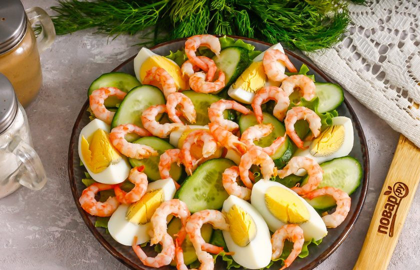 1. Этап. Салат с креветками и соевым соусом: Креветки очистите от панцирей и выложите сверху на нарезки продуктов.