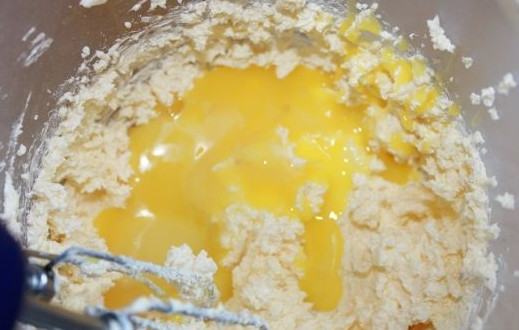 1. Этап. Торты на день рождения 11 лет: Добавьте к полученной массе желтки, теперь снова взбейте миксером.