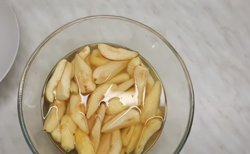 1. Этап. Вяленые груши (заготовка): 2. Слейте воду, засыпьте груши сахаром и хорошо перемешайте. Накройте грушу тарелкой, сверху приложите грузом и оставьте при комнатной температуре до утра, чтобы груша пустила сок.