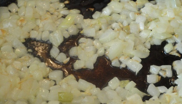 1. Этап. Кабачок по-итальянски: 2. Обжарим на растительном масле лук.