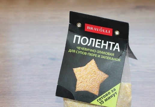 1. Этап. Крем-суп из поленты с сухариками: 6. Приготовим чечевично - злаковую поленту. В кипящую подсоленную воду, высыпаем смесь. И постоянно помешивая на слабом огне, готовим минут 8-10.