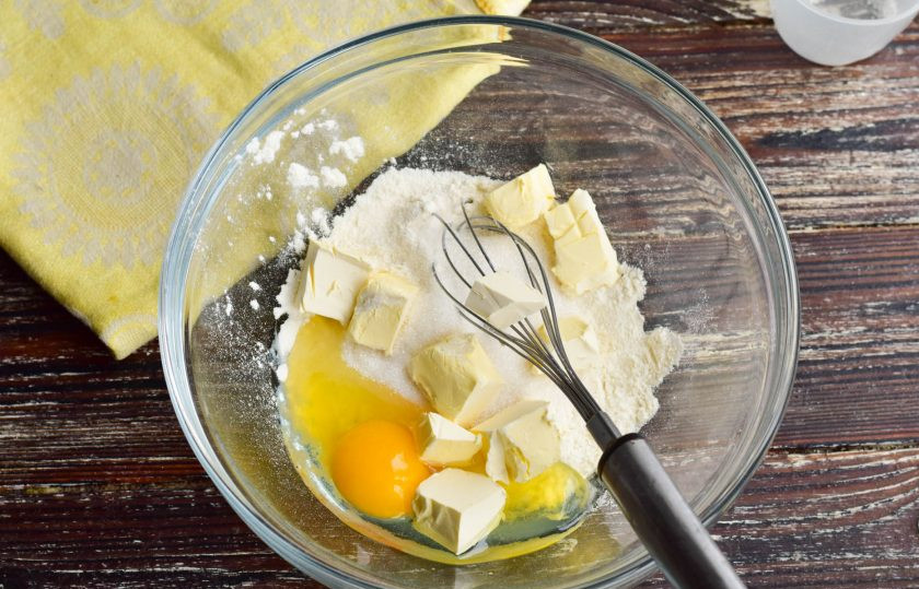 1. Этап. Классические валлийские кейки: Добавьте сливочное масло комнатной температуры.