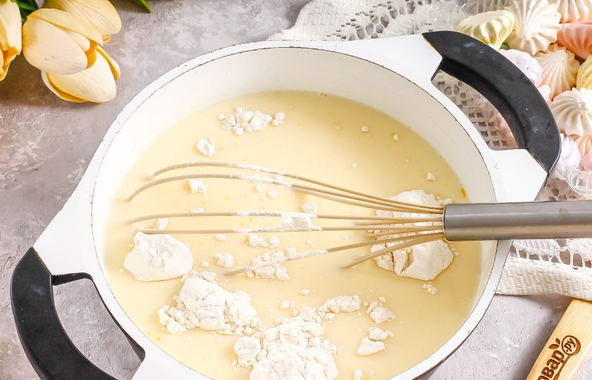 1. Этап. Торт Наполеон с безе: Высыпьте оставшуюся муку и еще раз взбейте. Муку добавляйте в холодное молоко! Поместите емкость на плиту, и заварите крем примерно 10-15 минут до необходимой густоты. По желанию можно добавить в крем ванильный сахар или другой ароматизатор.