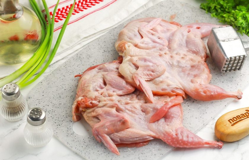 1. Этап. Перепелки в аэрогриле: Кулинарным молоточком отбейте тушки на грудке, бедрышкам, голеням и филе, чтобы мякоть быстрее пропеклась.