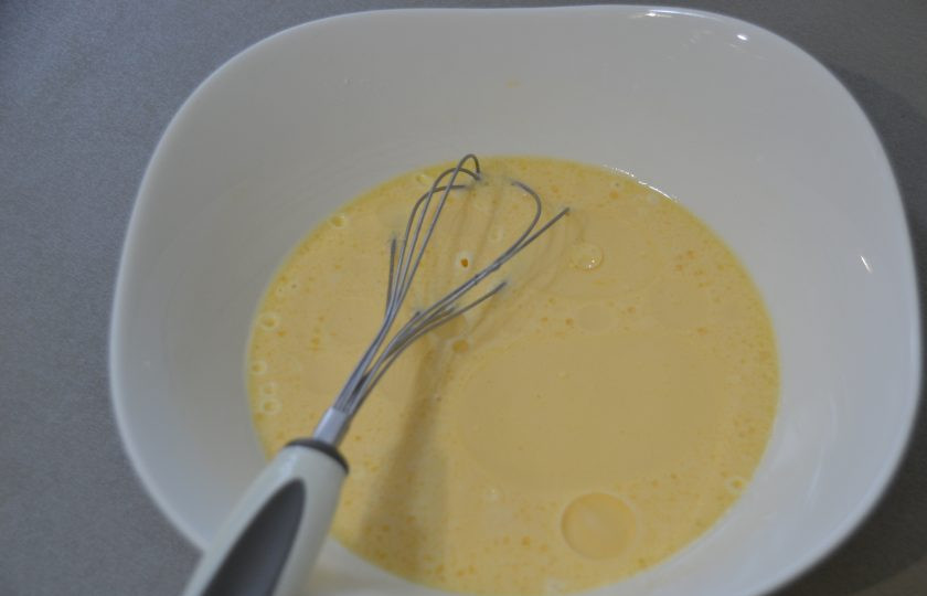 1. Этап. Налистники с творогом на крахмале: Массу хорошо размешайте и дайте настояться 15 минут. Тесто должно быть жидким.