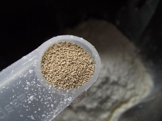 1. Этап. Французский хлеб в хлебопечке: 4. Муку просеять и добавить в чашу. Сделать небольшие углубления в муке и всыпать в них сухие дрожжи.