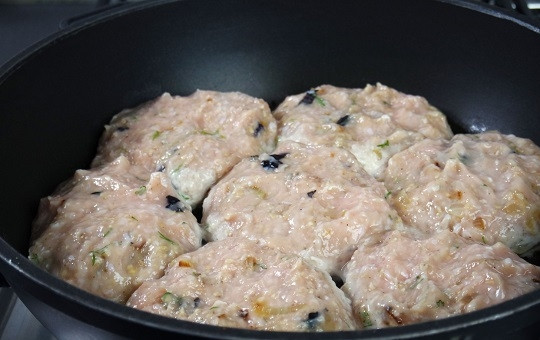 1. Этап. Котлеты по Дюкану: 3. Смочите руки в воде. сформируйте небольшие котлетки. Выложите их на сковороду. На сильном огне жарьте пару минут, чтобы образовалась румяная корочка.