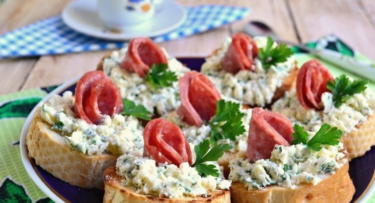 1. Этап. Бутерброды из багета: Начинку выложите на багет. Сверху добавьте ломтики колбасы и зелень. Приятного аппетита!