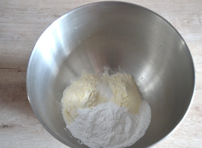 1. Этап. Баноффи пай с выпечкой: Смешайте сухие ингредиенты для приготовления теста: муку, сахарную пудру, соль.