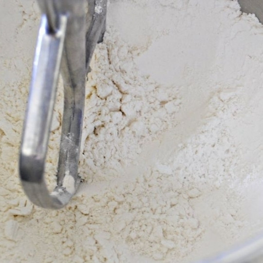 1. Этап. Пирог с черникой и персиками по-деревенски: Хорошенько перемешиваем при помощи миксера.