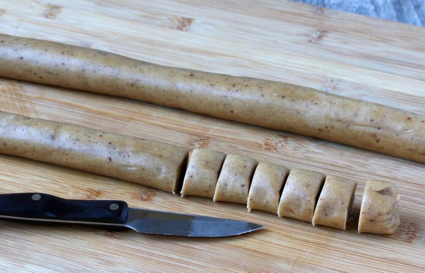 1. Этап. Вкусные пряники: 8. Спустя необходимое время достаньте тесто и разверните пленку, разделите его на 2 части и сформируйте 2 колбаски.