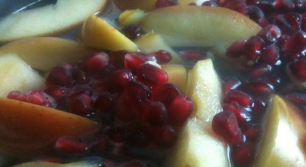 1. Этап. Компот из граната: Добавить зерна граната и варить ещё 10 минут. Затем закрыть крышкой и дать настояться. Компот готов!