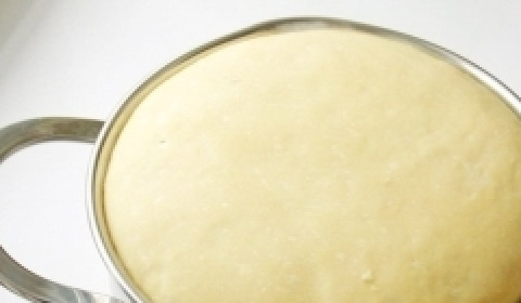 1. Этап. Пирожки с горохом жареные: Добавить оставшуюся муку (обязательно просеивая ее!), соль, яйцо. Замесить эластичное, тугое тесто. Убрать его в теплое спокойное место на полтора-два часа - пока не увеличится вдвое.