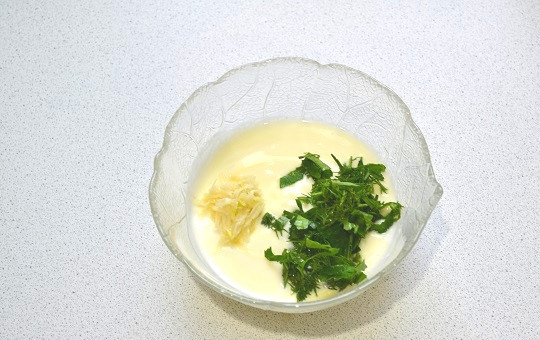 1. Этап. Салат Райское наслаждение: 5. Теперь можно заняться заправкой. В небольшой мисочке соедините майонез, измельченную свежую зелень и пропущенный через пресс чеснок.