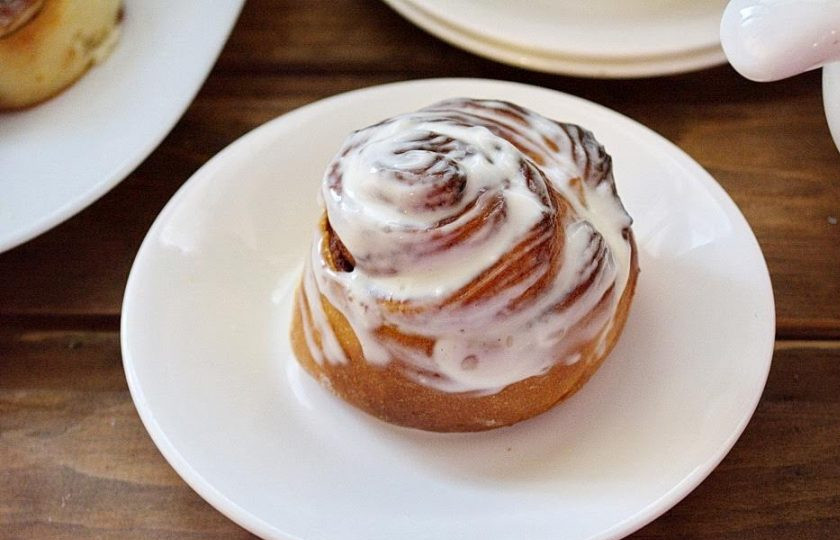 1. Этап. Булочки Синнабон: 15. Подайте булочки к столу. Невероятно вкусные.