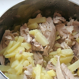 1. Этап. Крем-суп из курицы: Варим картофель с курицей еще около 20 минут. Затем бульон процеживаем, мясо курицы очищаем от костей.