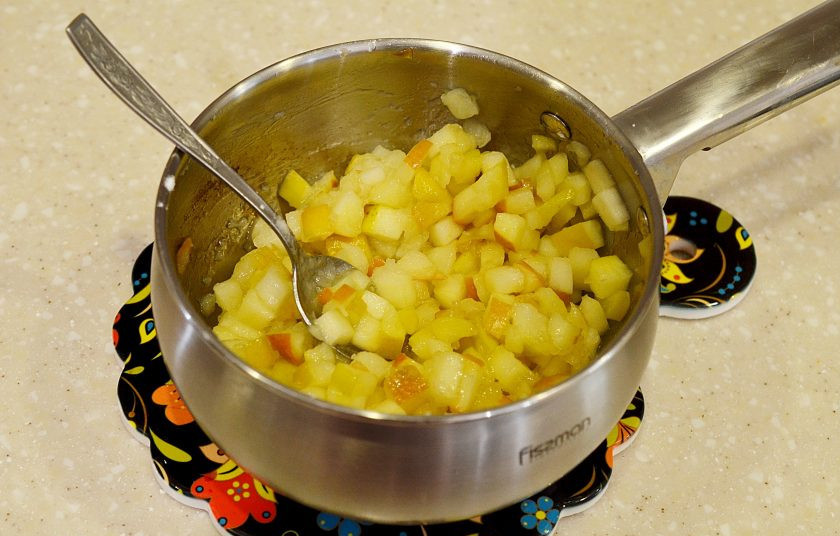 1. Этап. Пирожки жареные во фритюре: Для начинки яблоки нарежьте кубиком и потушите вместе со сливочным маслом и сахаром до мягкости.