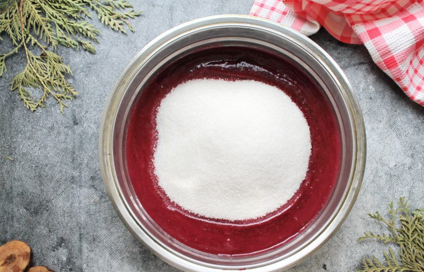 1. Этап. Джем из крыжовника с соком черной смородины: Всыпьте в сок сахар и перемешайте. Поставьте на средний огонь и варите до кипения и растворения сахара.