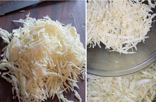 1. Этап. Лучший рецепт борща: 1. Вымойте курочку (в данном случае бедрышки), выложите в кастрюлю и сварите бульон. Процедите его и снова верните на огонь. Выложите нашинкованную капусту.