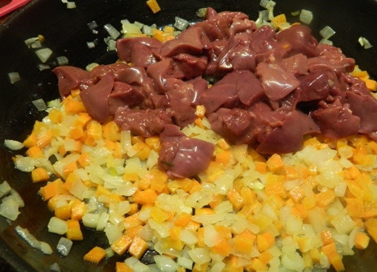 1. Этап. Нежный кекс с куриной печенью: 4. Когда лук зазолотится, добавляем печень и жарим на небольшом огне минут 5. Затем солим, перчим по вкусу и добавляем сахар.