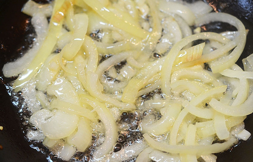 1. Этап. Курица Пикассо: 5. Грудки положите в жаропрочную форму. В этой же сковороде обжарьте лук.