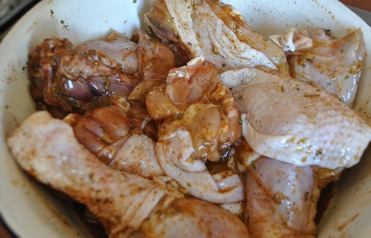 1. Этап. Куриные ножки в кляре: Затем солим и посыпаем специям на ваше усмотрение. Отлично подойдет черный молотый перец, красный перец или приправа для курицы.