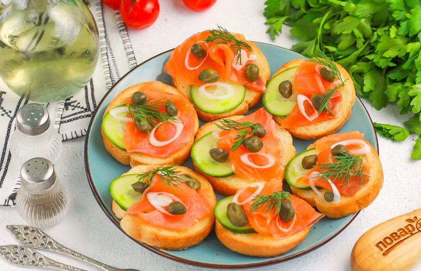 1. Этап. Брускетты в аэрогриле: Украсьте приготовленную закуску укропом или петрушкой и подайте сразу же к столу. Приятного вам аппетита!