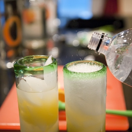 1. Этап. Апельсиновый мохито: 6. В конце до краешка стакана влейте газировки.