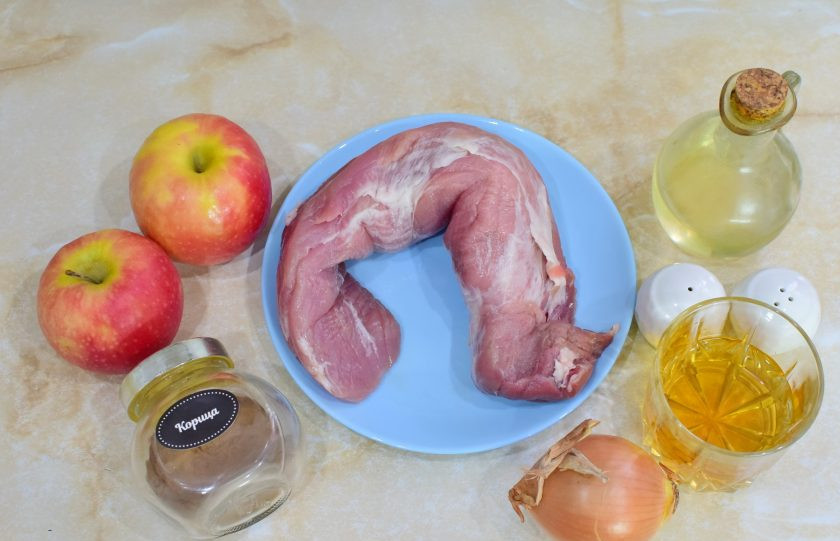 1. Этап. Свиная вырезка с яблоками и корицей: Перед началом приготовления подготовьте необходимые ингредиенты.
