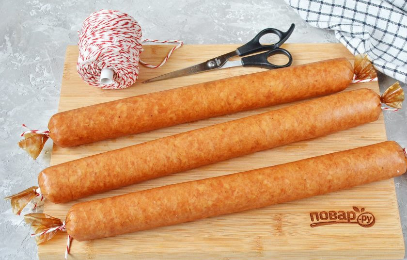 1. Этап. Домашняя колбаса из курицы: Завяжите нитками края. Дайте полежать при комнатной температуре несколько часов, лучше подвесить, если есть такая возможность, чтобы колбаса уплотнилась.