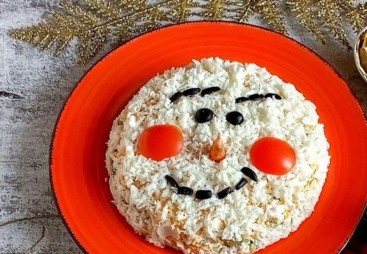 1. Этап. Салат Снежок: Последний 6 слой: белки, натёртые на тёрке с мелкими зубцами Без майонеза. Верх не трамбуйте лопаткой, пусть он будет 