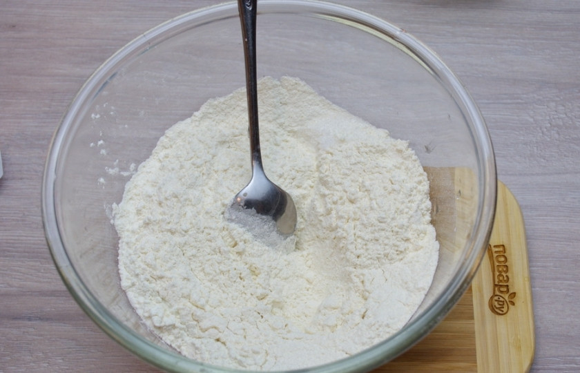 1. Этап. Киш классический: В миску просейте муку. Добавьте чайную ложку соли и 1 чайную ложку сахара.