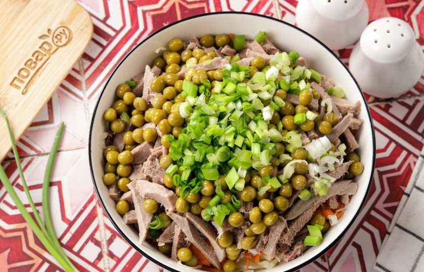 1. Этап. Салат с языком и капустой: И нарезанный мелко зелёный лук.