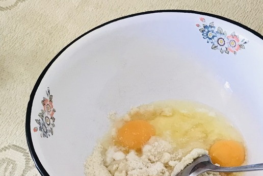 1. Этап. Миндальные вафли со стевией: Добавить два яйца