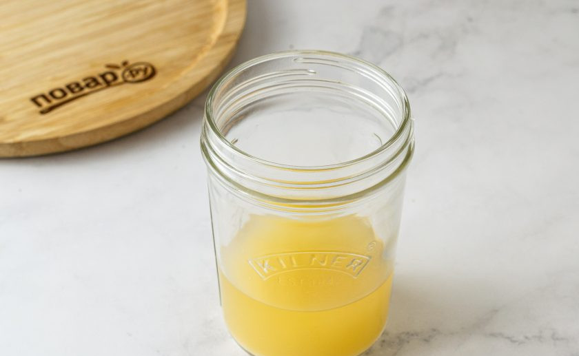 1. Этап. Сыр из чечевицы: Процедите закваску и дайте немного постоять. Для приготовления сыра используйте половину жидкости.