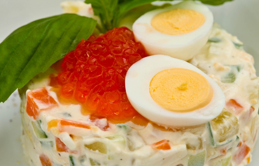 1. Этап. Салат Оливье с икрой: Салат подается порционно, а не в общей салатнице. Сверху каждая порция украшается икрой. Приятного аппетита!